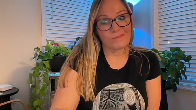 Snapshot of Milf_Goddess chatting on 12/17/25, 08:19 Milf Goddess online show from 12/17/25, 08:19