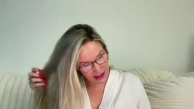 Snapshot of Milf_Goddess chatting on 09/27/25, 06:52 Milf Goddess online show from 09/27/25, 06:52