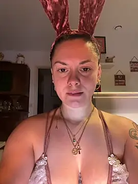 Luccreccia  online show from 04/02/26, 08:59