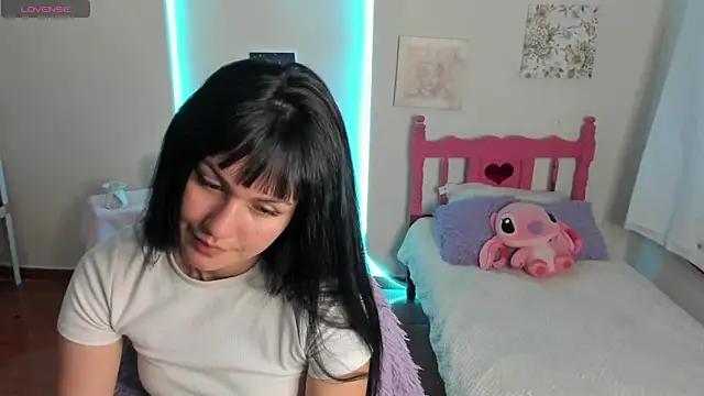Snapshot of cute_roxy chatting on 02/21/25, 01:33 cute roxy online show from 02/21/25, 01:33
