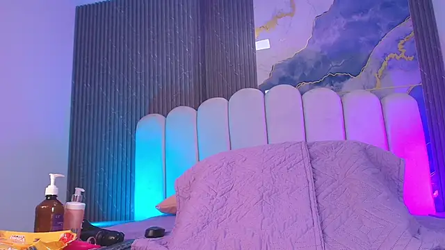 hot dione online show from 12/04/25, 07:13