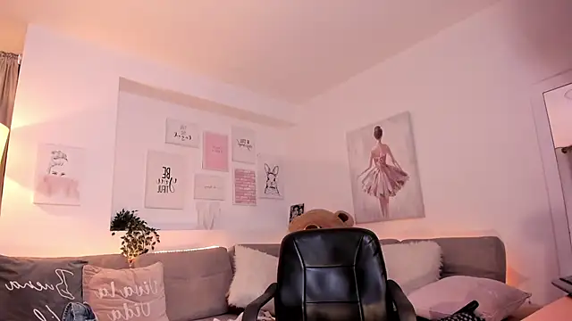 Snapshot of Nicolle_foxy chatting on 02/18/25, 02:05 Nicolle foxy online show from 02/18/25, 02:05