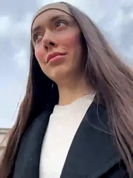 emiliasommer online show from 10/17/25, 12:51