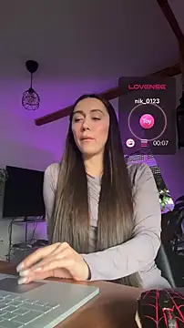 emiliasommer online show from 11/29/25, 03:23