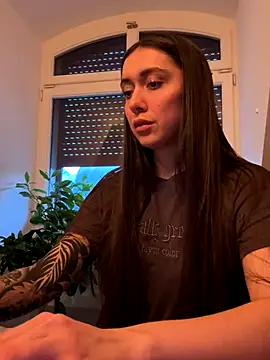 emiliasommer online show from 11/28/25, 03:45