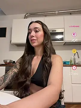 Snapshot of emiliasommer chatting on 06/02/26, 03:56 emiliasommer online show from 06/02/26, 03:56