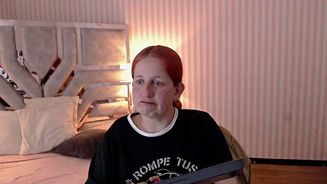Snapshot of ViioletaMora chatting on 03/17/25, 11:24 ViioletaMora online show from 03/17/25, 11:24