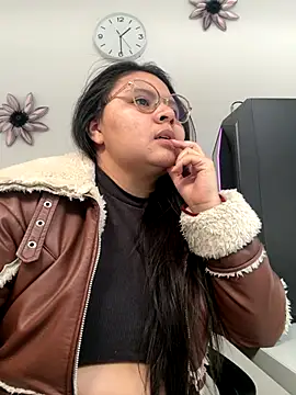 Snapshot of alice_love052 chatting on 12/01/25, 06:31 alice love052 online show from 12/01/25, 06:31