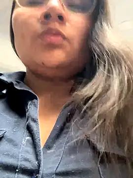 Snapshot of alice_love052 chatting on 10/06/25, 09:15 alice love052 online show from 10/06/25, 09:15