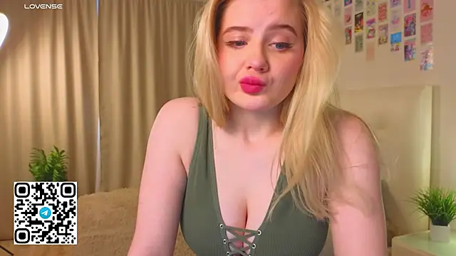 Snapshot of oliviabr0wn0 chatting on 10/07/25, 02:12 oliviabr0wn0 online show from 10/07/25, 02:12