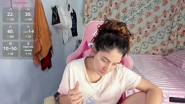 Snapshot of Lara_Asher chatting on 02/26/25, 01:46 Lara Asher online show from 02/26/25, 01:46