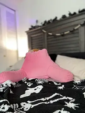 Snapshot of BrattyBae_xo chatting on 10/22/25, 07:35 BrattyBae xo online show from 10/22/25, 07:35