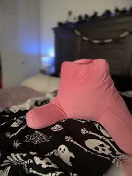 Snapshot of BrattyBae_xo chatting on 10/31/25, 07:43 BrattyBae xo online show from 10/31/25, 07:43