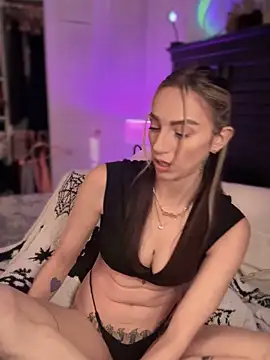 Snapshot of BrattyBae_xo chatting on 11/19/25, 08:42 BrattyBae xo online show from 11/19/25, 08:42