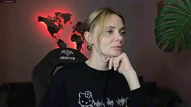 Snapshot of Sam_Klaus chatting on 10/17/25, 10:11 Sam Klaus online show from 10/17/25, 10:11