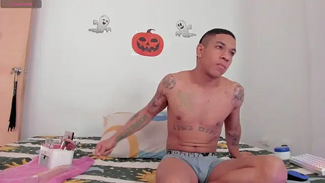 Snapshot of its_me_miley chatting on 10/28/25, 01:10 its me miley online show from 10/28/25, 01:10