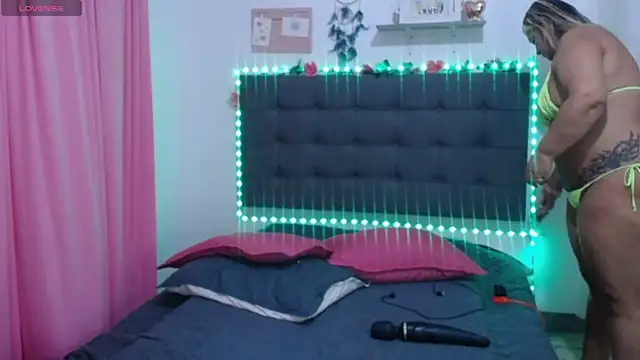 LenaDIaz online show from 10/30/25, 10:17