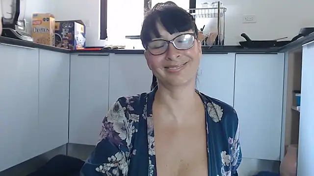 Snapshot of HellenLatin chatting on 06/24/26, 02:37 HellenLatin online show from 06/24/26, 02:37