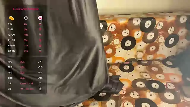 Snapshot of shuhana_ chatting on 10/17/25, 01:31 shuhana online show from 10/17/25, 01:31