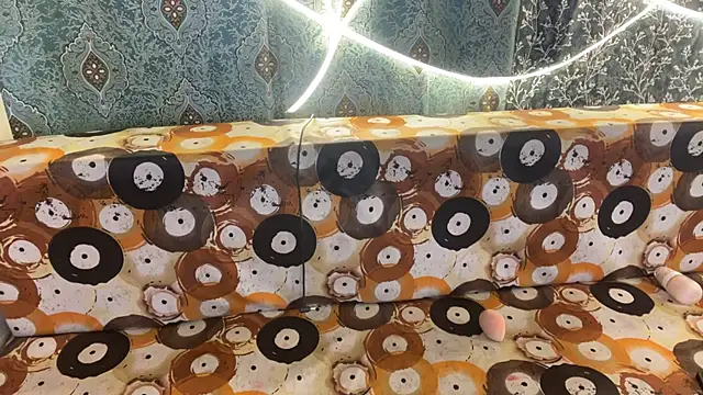 Snapshot of shuhana_ chatting on 11/15/25, 01:42 shuhana online show from 11/15/25, 01:42