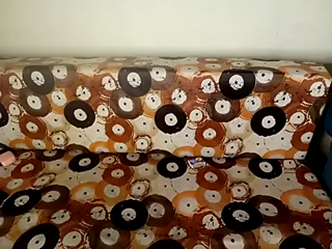 Snapshot of shuhana_ chatting on 10/30/25, 01:37 shuhana online show from 10/30/25, 01:37