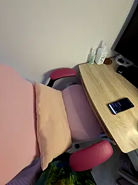 Snapshot of aubade246 chatting on 09/21/25, 10:42 aubade246 online show from 09/21/25, 10:42