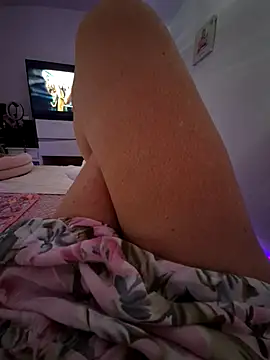 Snapshot of aubade246 chatting on 10/18/25, 02:19 aubade246 online show from 10/18/25, 02:19