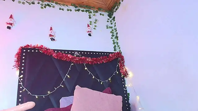 Snapshot of Zoe_Curvy chatting on 12/17/25, 01:27 Zoe Curvy online show from 12/17/25, 01:27