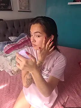 lauvelez   online show from 02/04/26, 02:34