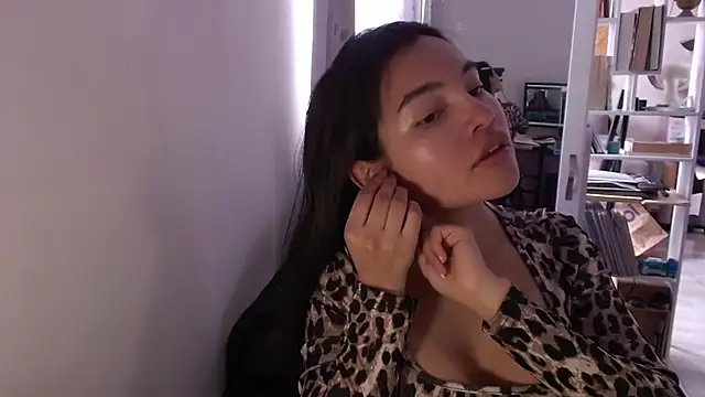 lauvelez   online show from 11/10/25, 02:11