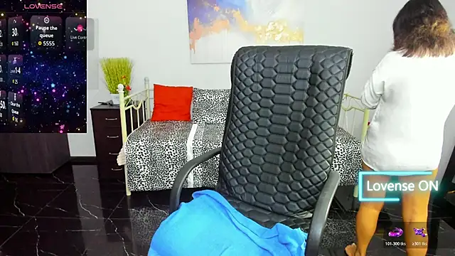 Snapshot of Julia_Dean chatting on 10/30/25, 12:14 Julia Dean online show from 10/30/25, 12:14