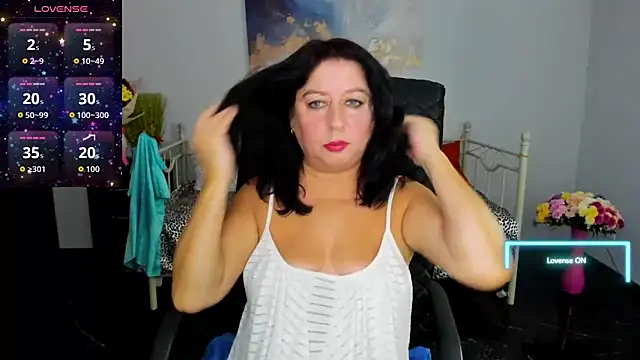 Snapshot of Julia_Dean chatting on 12/04/25, 01:21 Julia Dean online show from 12/04/25, 01:21