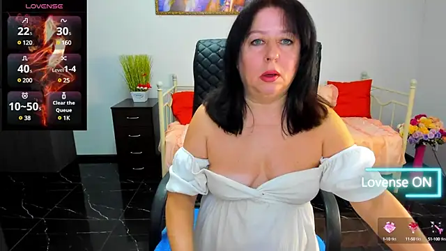 Snapshot of Julia_Dean chatting on 03/09/25, 12:09 Julia Dean online show from 03/09/25, 12:09