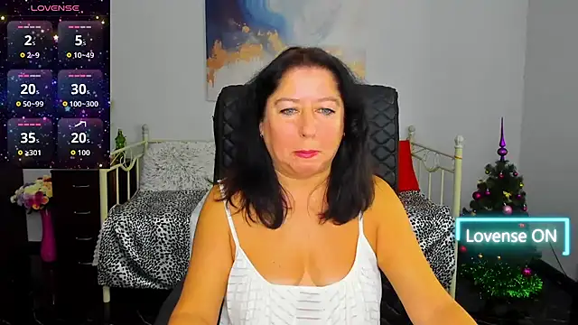 Snapshot of Julia_Dean chatting on 12/14/25, 12:44 Julia Dean online show from 12/14/25, 12:44