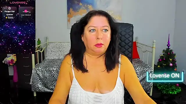 Snapshot of Julia_Dean chatting on 12/15/25, 01:06 Julia Dean online show from 12/15/25, 01:06