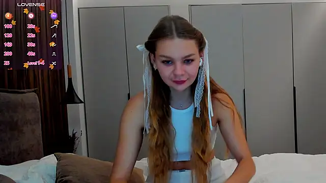 Snapshot of Molly_sweetie chatting on 10/15/25, 06:33 Molly sweetie online show from 10/15/25, 06:33
