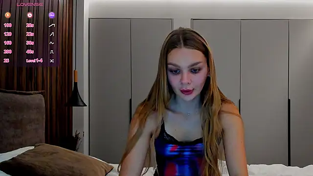 Snapshot of Molly_sweetie chatting on 10/06/25, 06:25 Molly sweetie online show from 10/06/25, 06:25