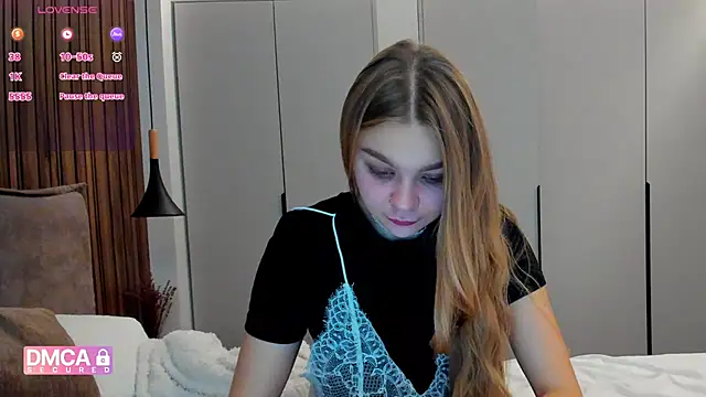 Snapshot of Molly_sweetie chatting on 11/18/25, 07:11 Molly sweetie online show from 11/18/25, 07:11