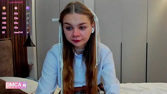 Snapshot of Molly_sweetie chatting on 11/17/25, 07:34 Molly sweetie online show from 11/17/25, 07:34