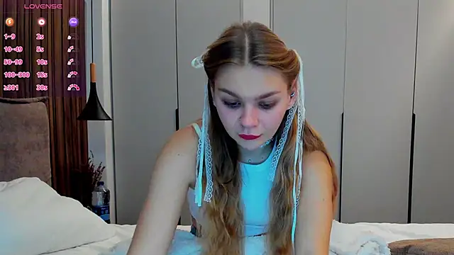 Snapshot of Molly_sweetie chatting on 11/08/25, 07:12 Molly sweetie online show from 11/08/25, 07:12