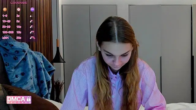 Snapshot of Molly_sweetie chatting on 11/25/25, 07:30 Molly sweetie online show from 11/25/25, 07:30