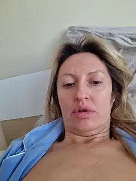 Snapshot of Miss____Mia_ chatting on 12/14/25, 07:25 Miss Mia online show from 12/14/25, 07:25