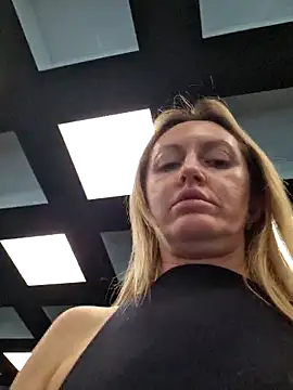 Snapshot of Miss____Mia_ chatting on 12/18/25, 11:14 Miss Mia online show from 12/18/25, 11:14