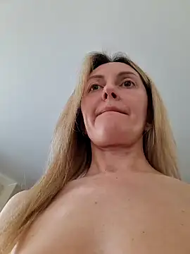 Miss    Mia  online show from 03/15/26, 10:00