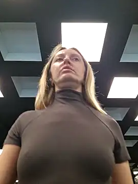 Snapshot of Miss____Mia_ chatting on 12/17/25, 09:36 Miss Mia online show from 12/17/25, 09:36