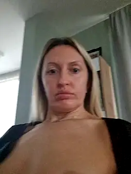 Snapshot of Miss____Mia_ chatting on 11/29/25, 08:25 Miss Mia online show from 11/29/25, 08:25