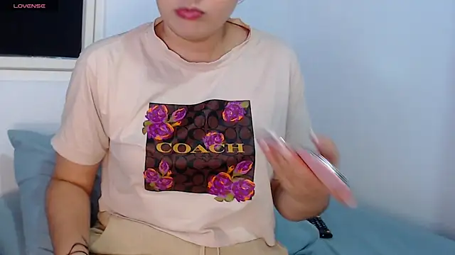 sofi-rojas1 online show from 11/30/25, 11:27