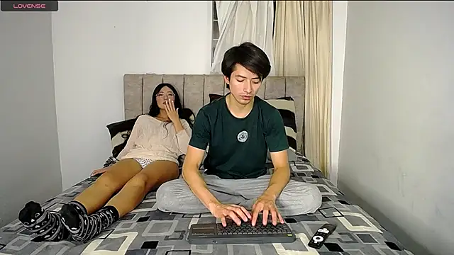 Pinkandyellowpokemon online show from 12/12/24, 04:04