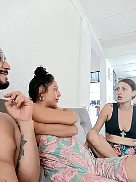 Snapshot of _joanne_and_oliver_ chatting on 10/31/25, 05:20 joanne and oliver online show from 10/31/25, 05:20