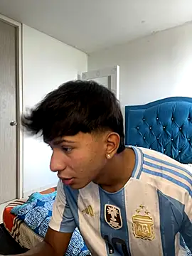 Snapshot of Leonarrrd_01 chatting on 10/02/25, 08:12 Leonarrrd 01 online show from 10/02/25, 08:12